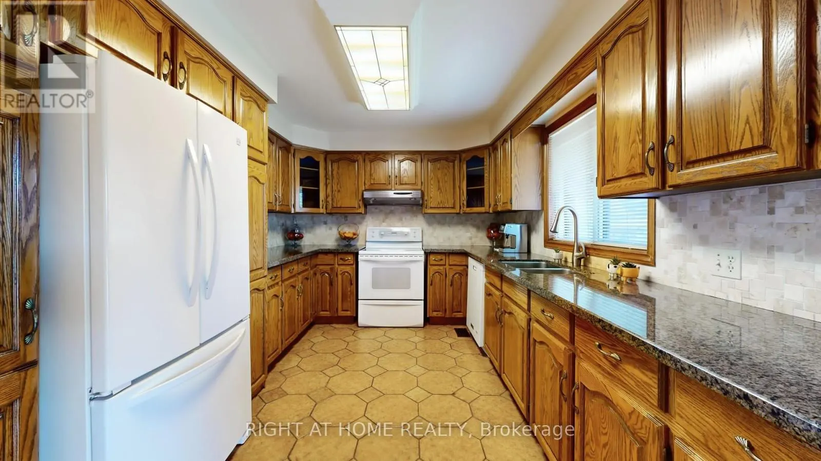 71 FAIRVIEW ROAD W