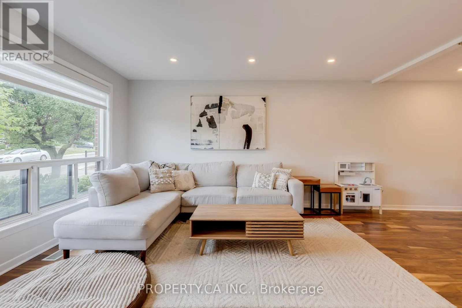 5 WOODENHILL COURT