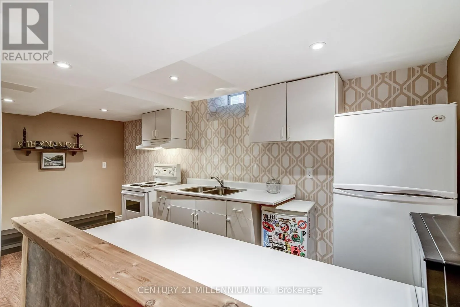 6 COLLINGWOOD AVENUE