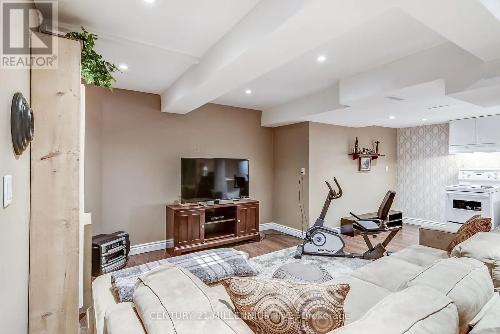 6 COLLINGWOOD AVENUE