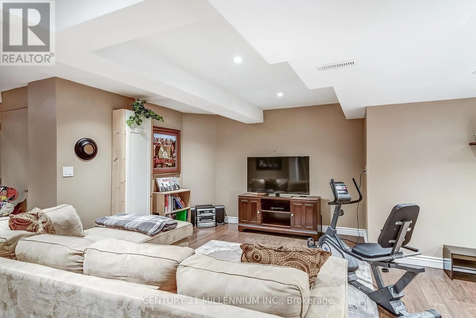 6 COLLINGWOOD AVENUE