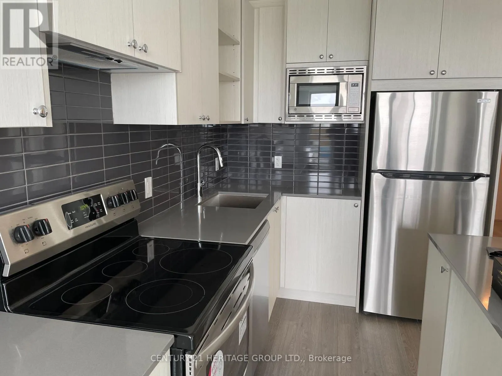 404 - 60 GEORGE BUTCHART DRIVE