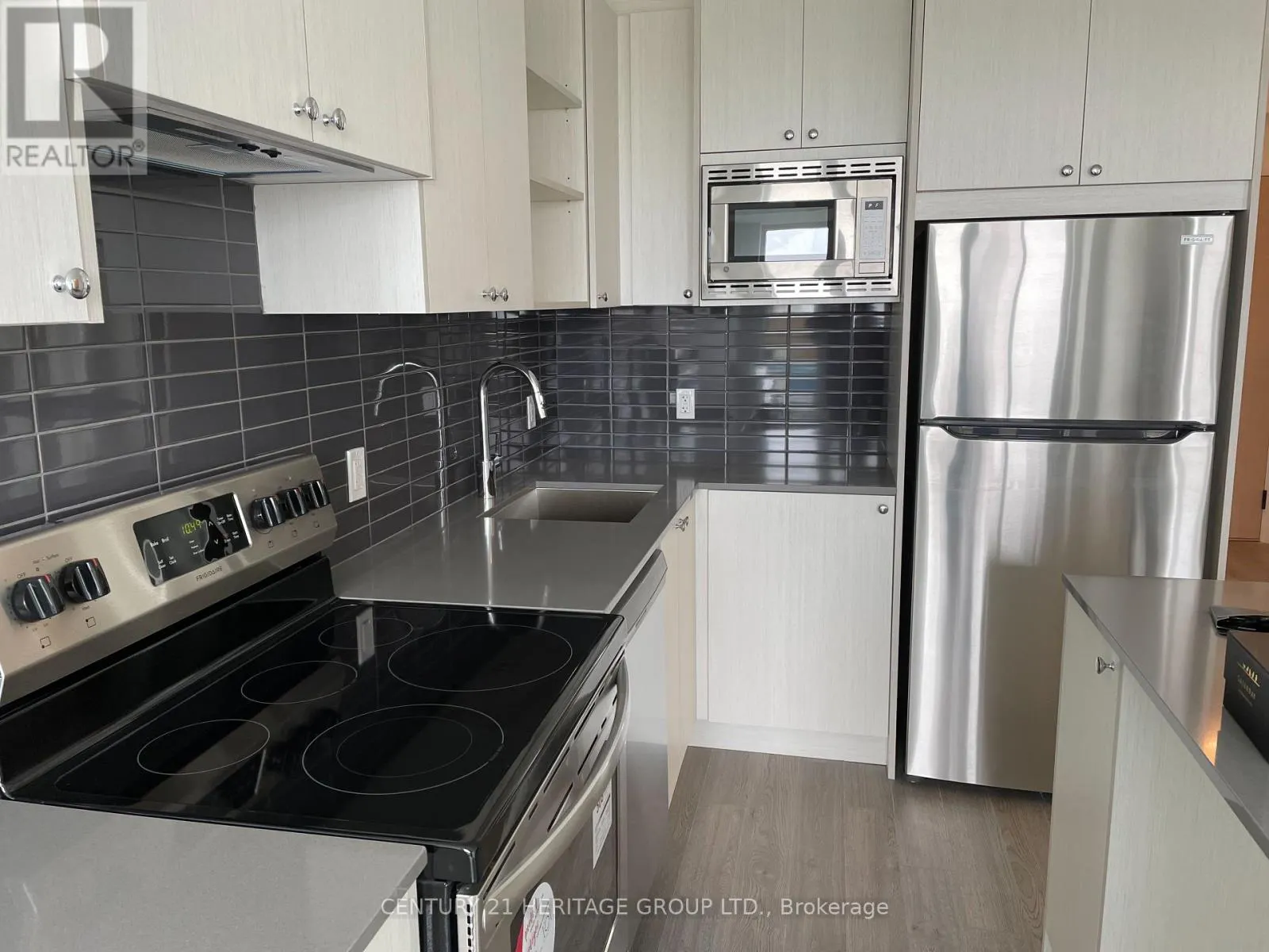 404 - 60 GEORGE BUTCHART DRIVE
