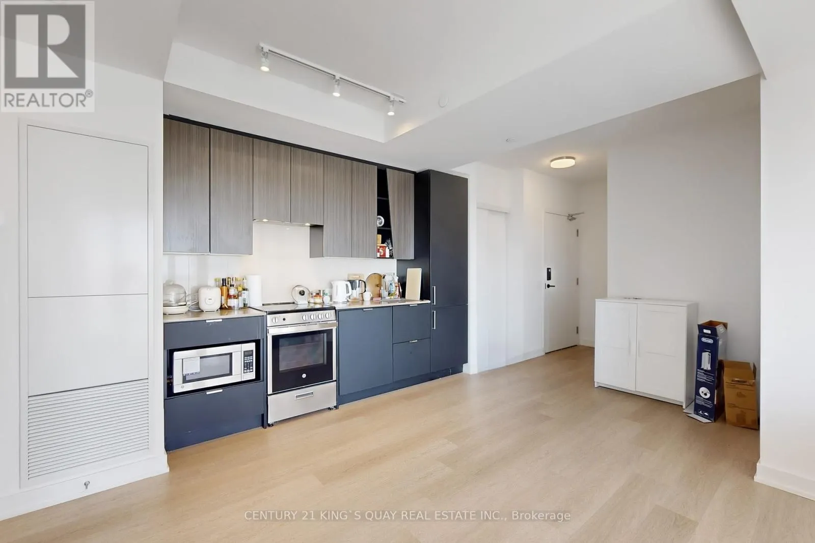 806 - 3883 QUARTZ ROAD