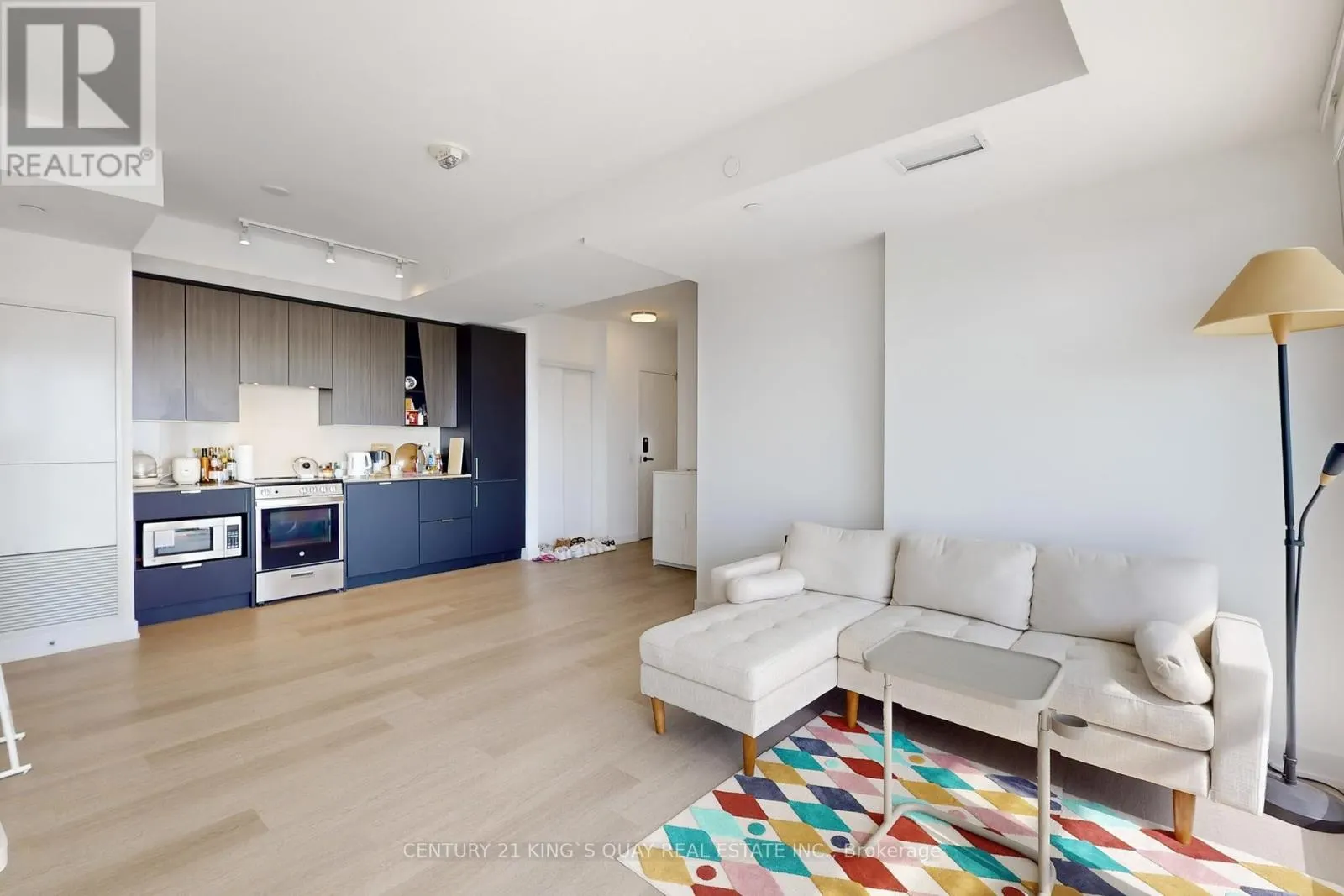 806 - 3883 QUARTZ ROAD