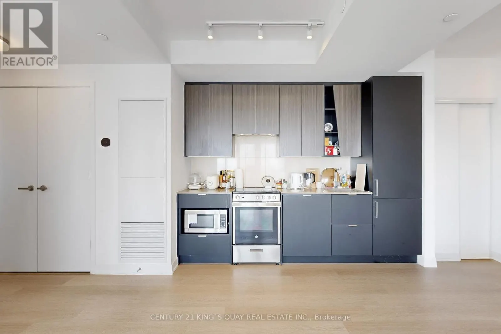 806 - 3883 QUARTZ ROAD