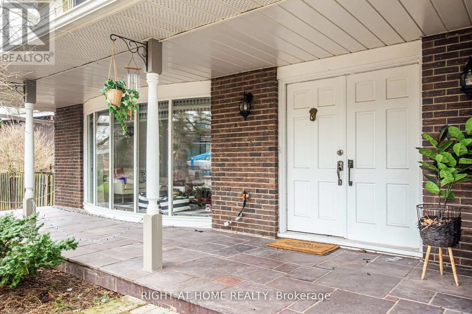 1276 HILLVIEW CRESCENT