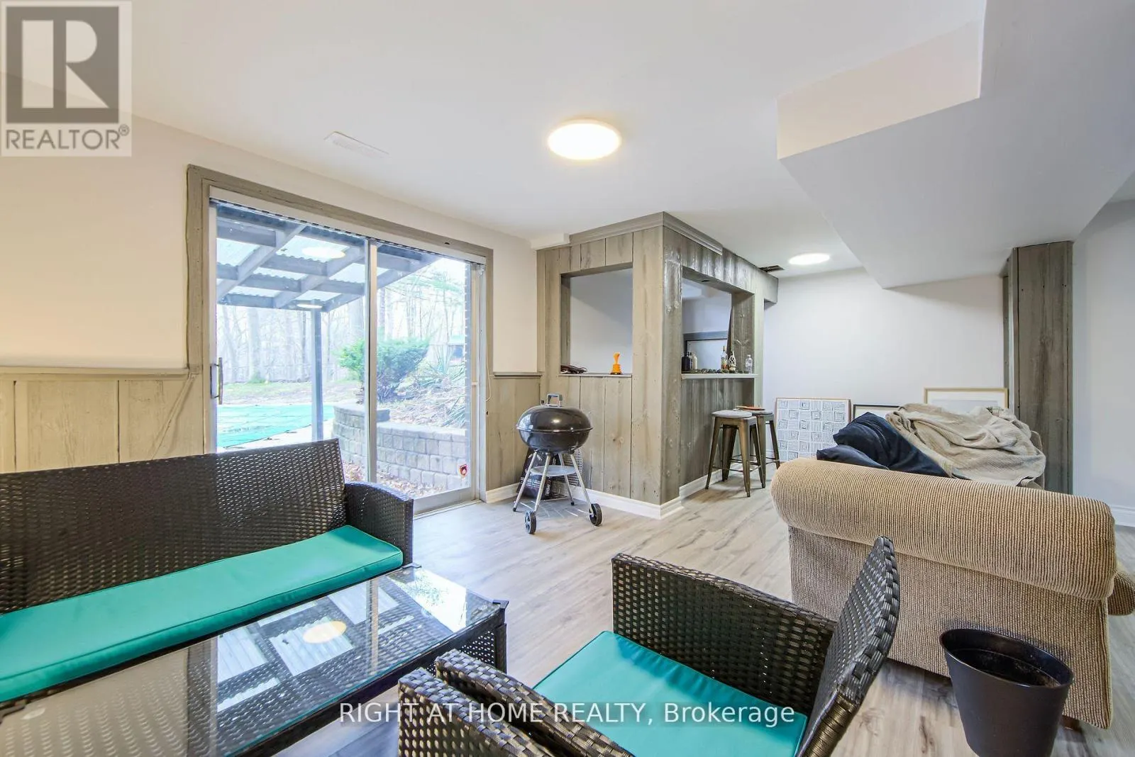 1276 HILLVIEW CRESCENT