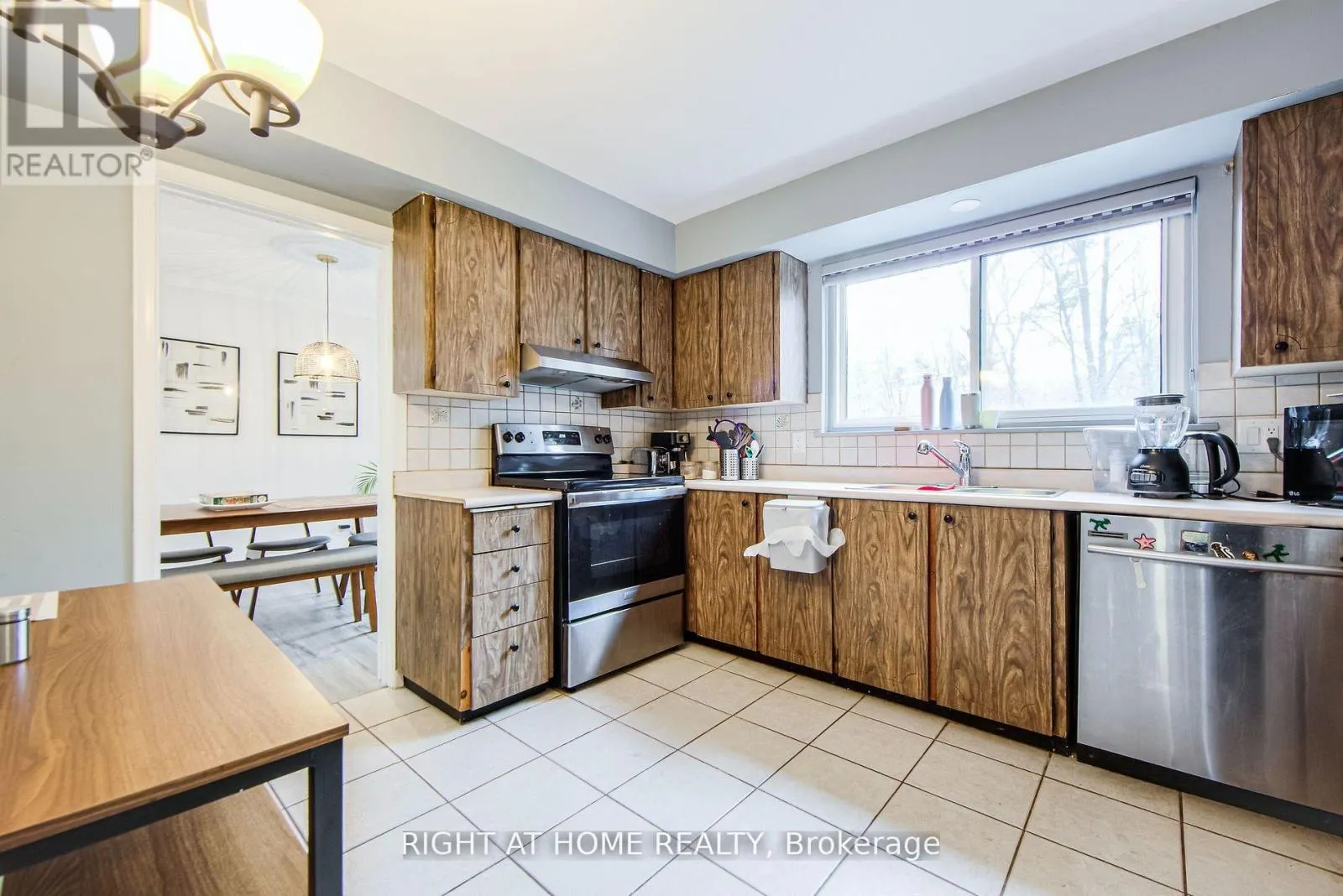 1276 HILLVIEW CRESCENT