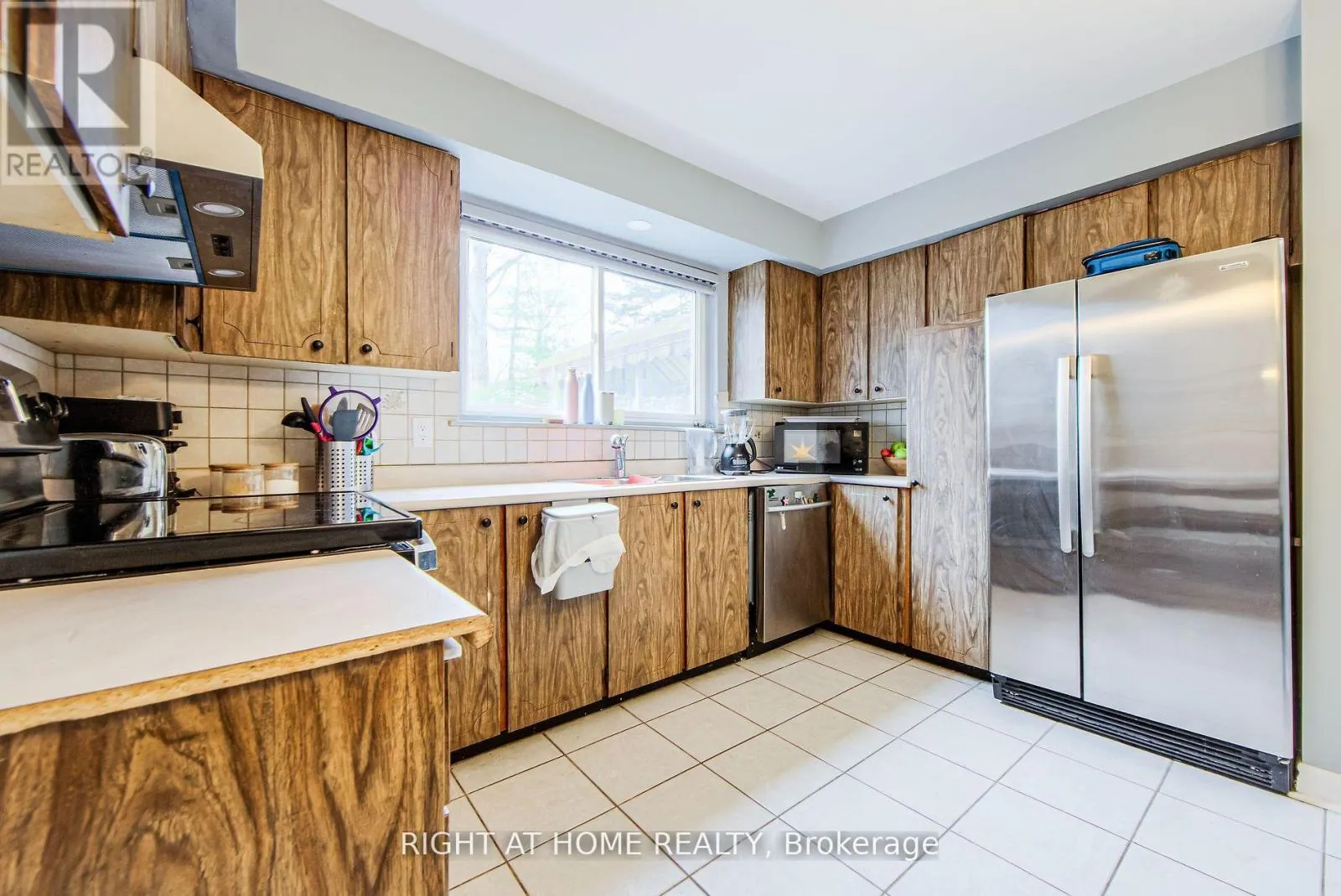 1276 HILLVIEW CRESCENT