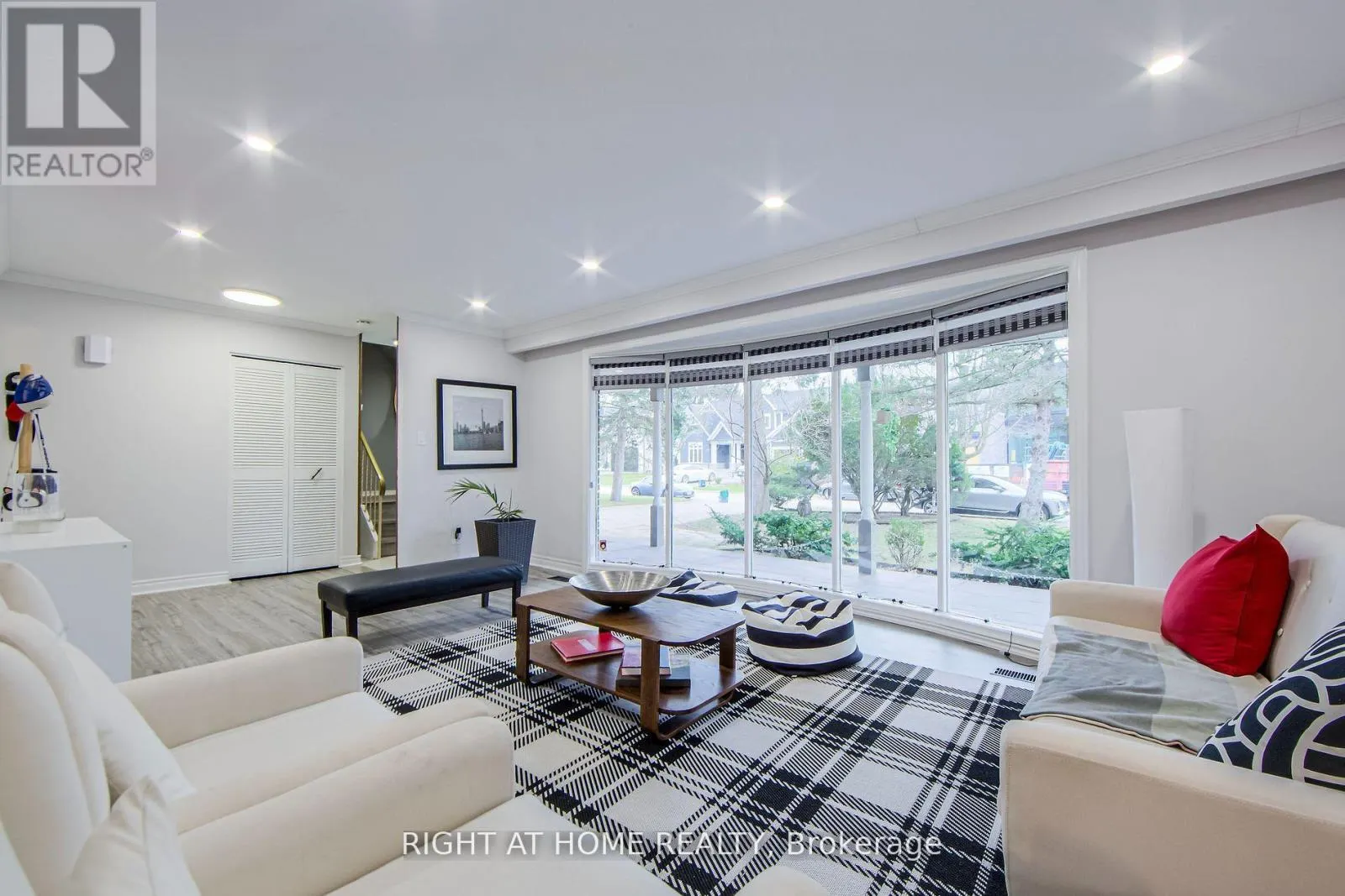 1276 HILLVIEW CRESCENT