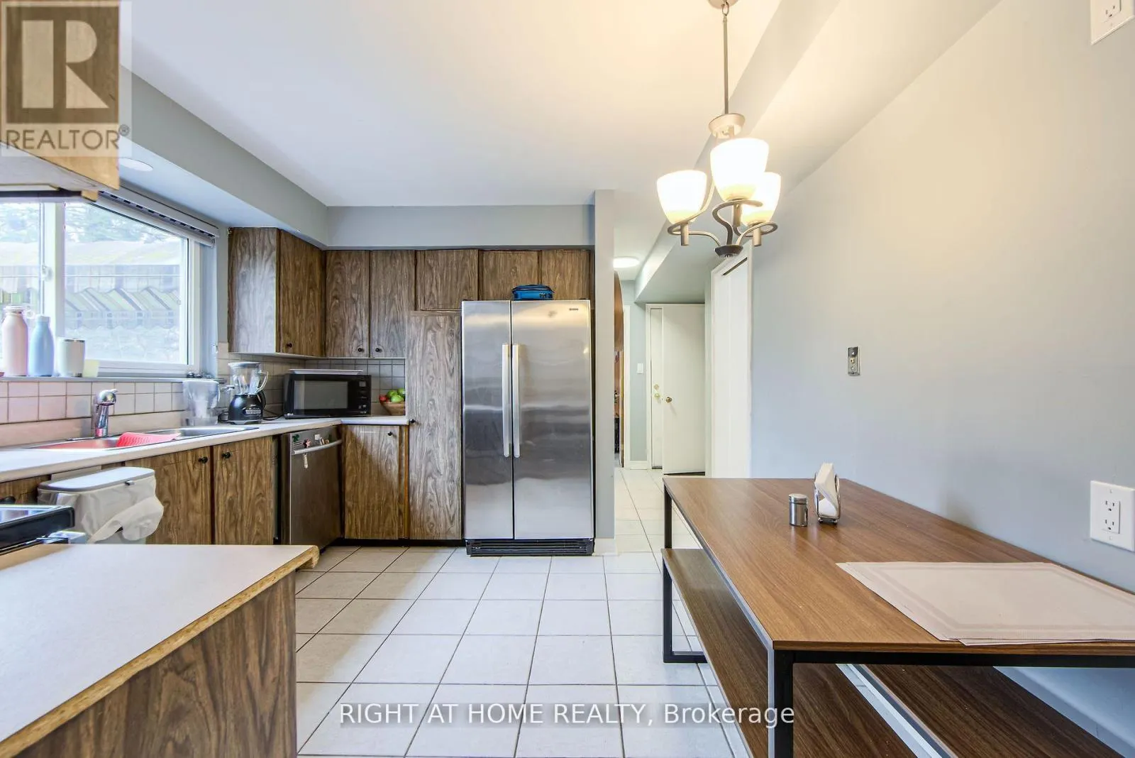 1276 HILLVIEW CRESCENT
