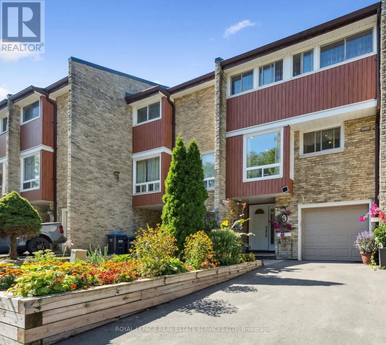 24 - 915 INVERHOUSE DRIVE