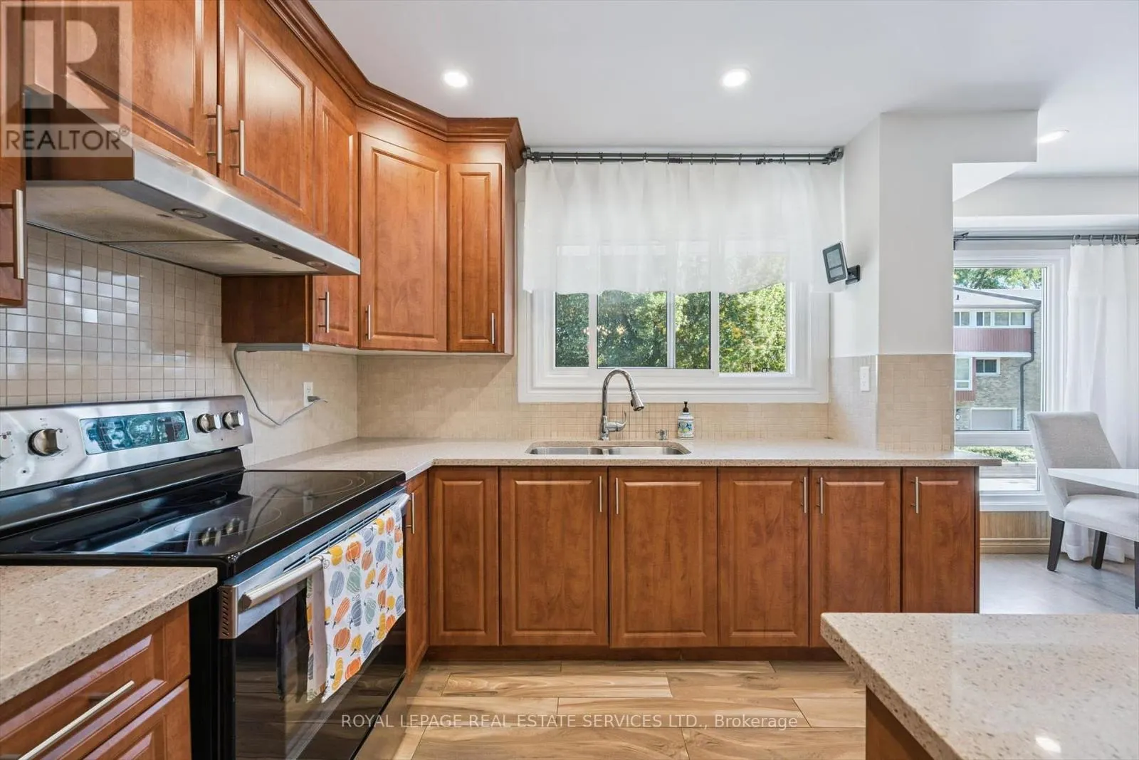 24 - 915 INVERHOUSE DRIVE