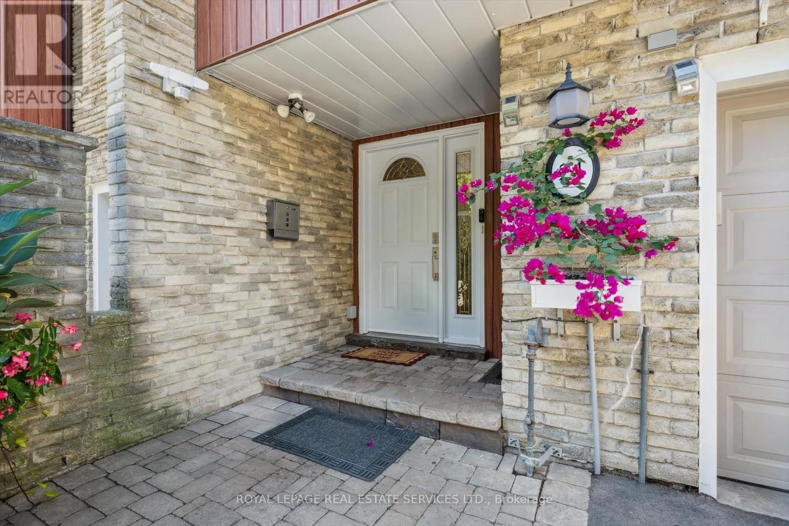 24 - 915 INVERHOUSE DRIVE