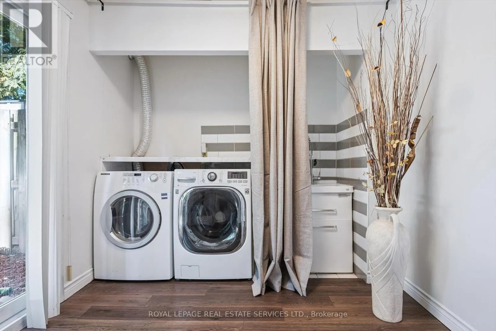24 - 915 INVERHOUSE DRIVE