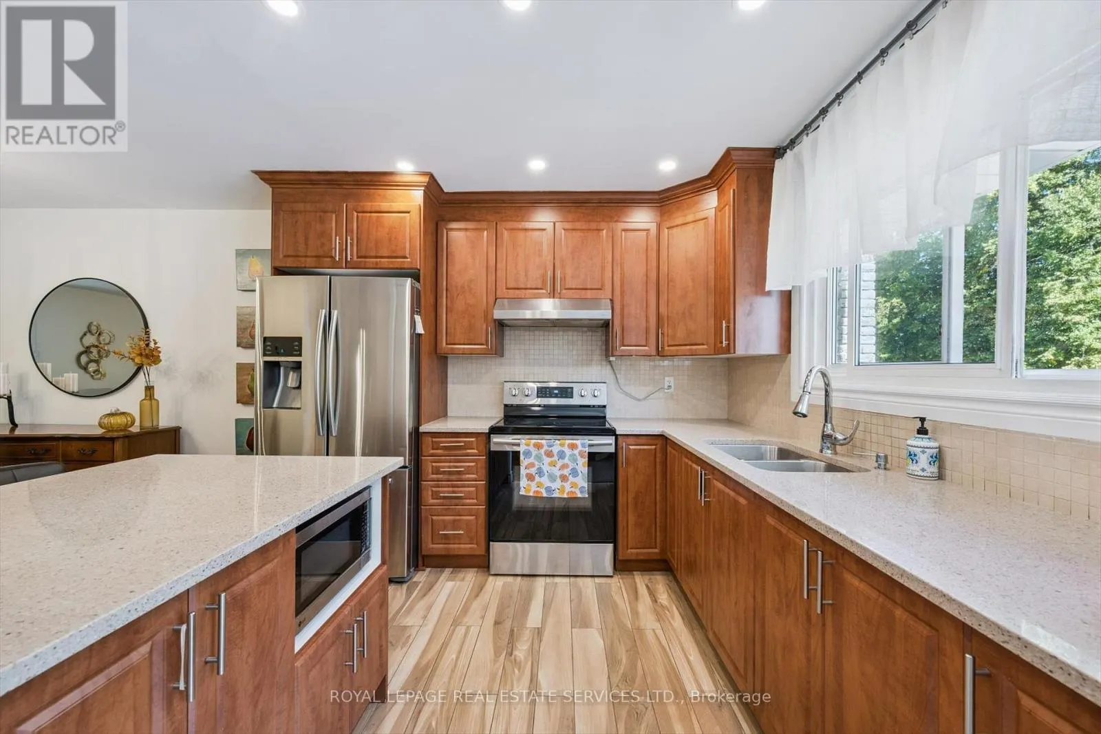 24 - 915 INVERHOUSE DRIVE
