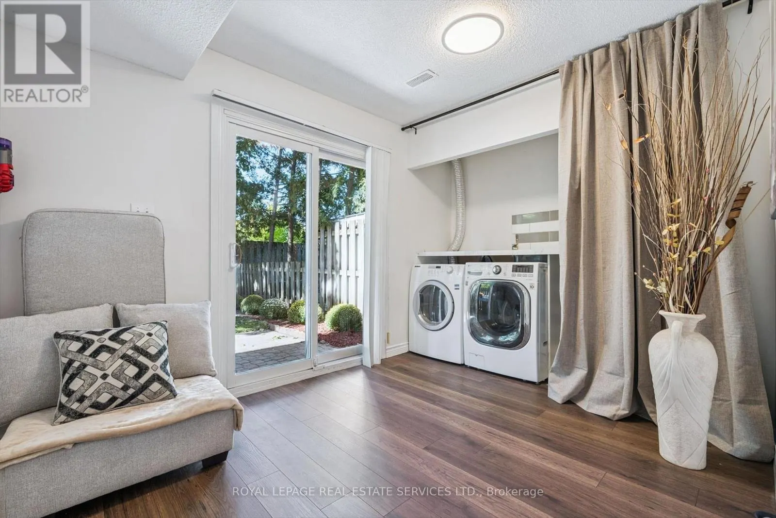 24 - 915 INVERHOUSE DRIVE