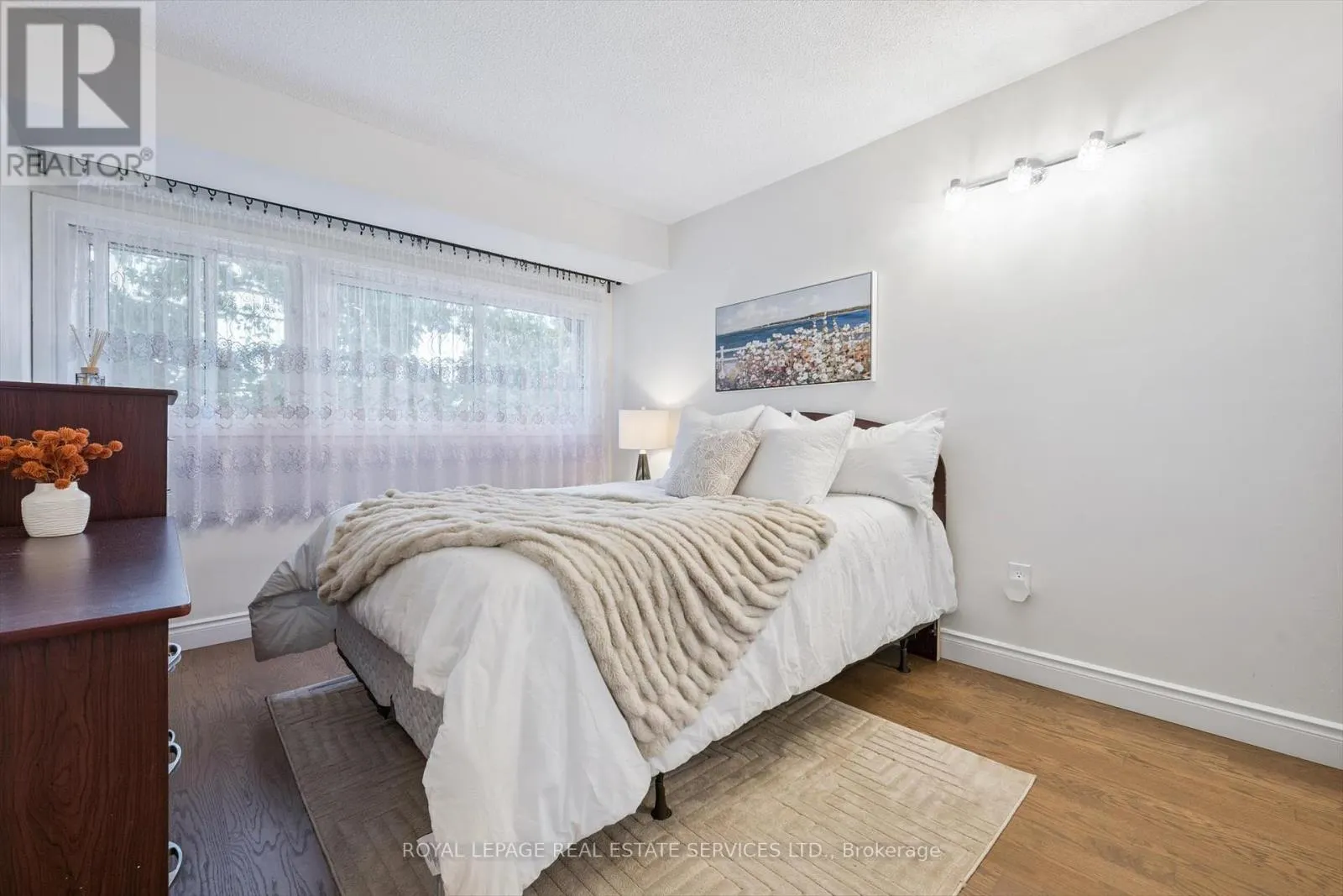 24 - 915 INVERHOUSE DRIVE