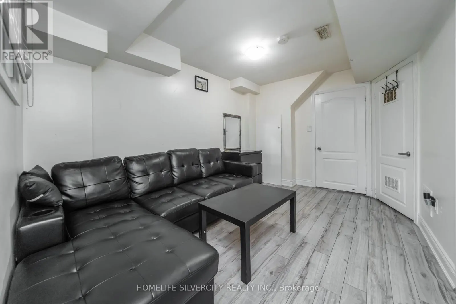 44 DAVENFIELD CIRCLE