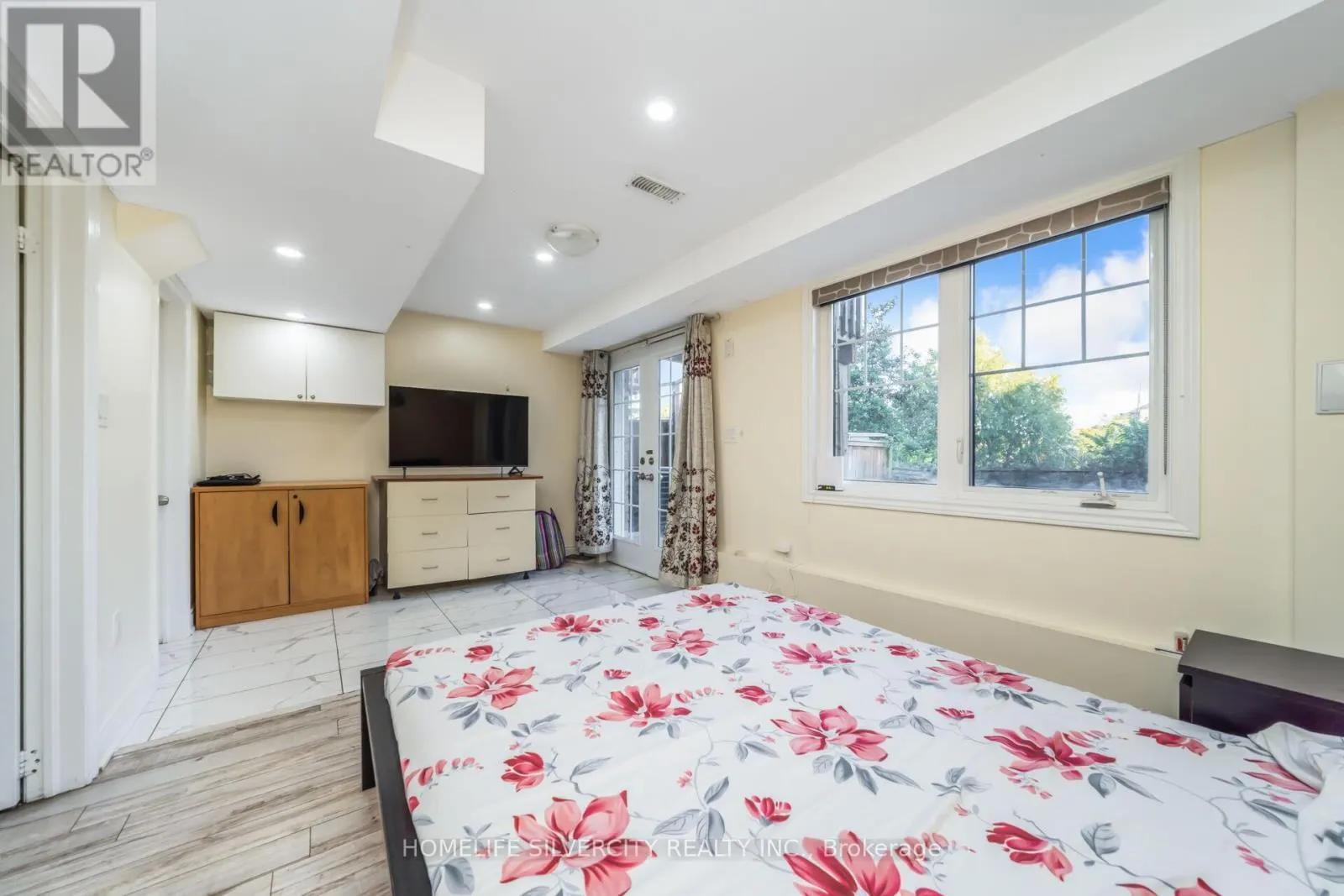 44 DAVENFIELD CIRCLE