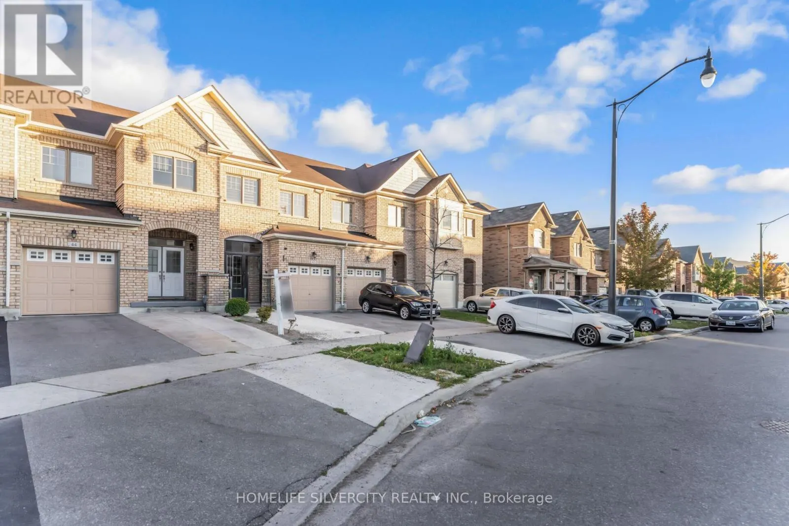 44 DAVENFIELD CIRCLE