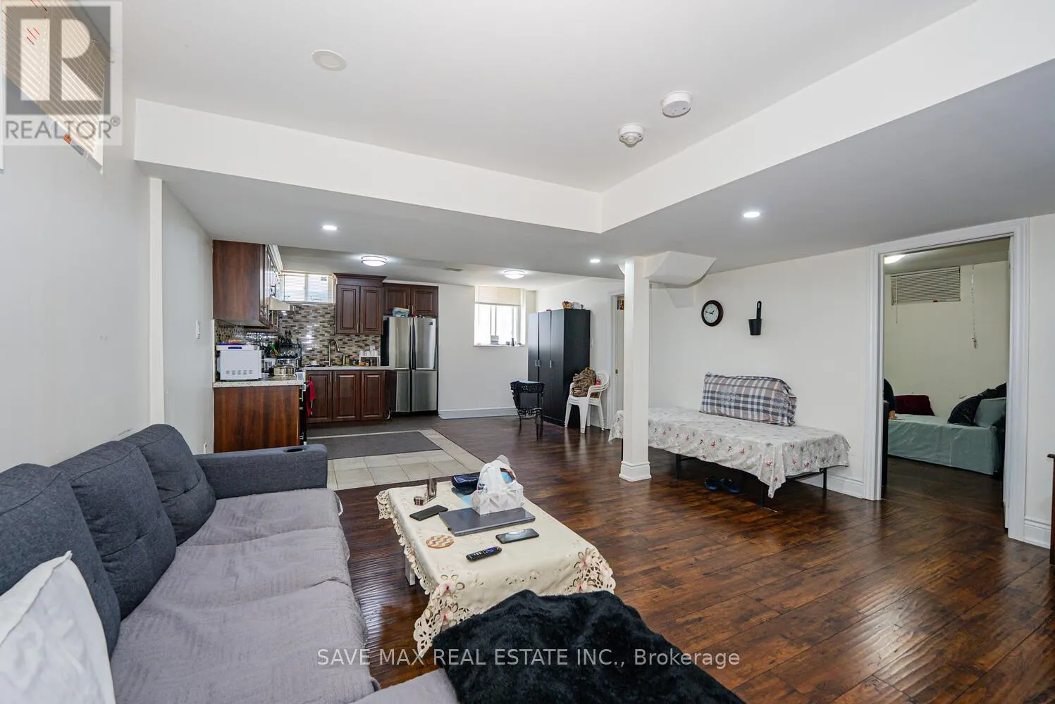 4 HANBURY CRESCENT
