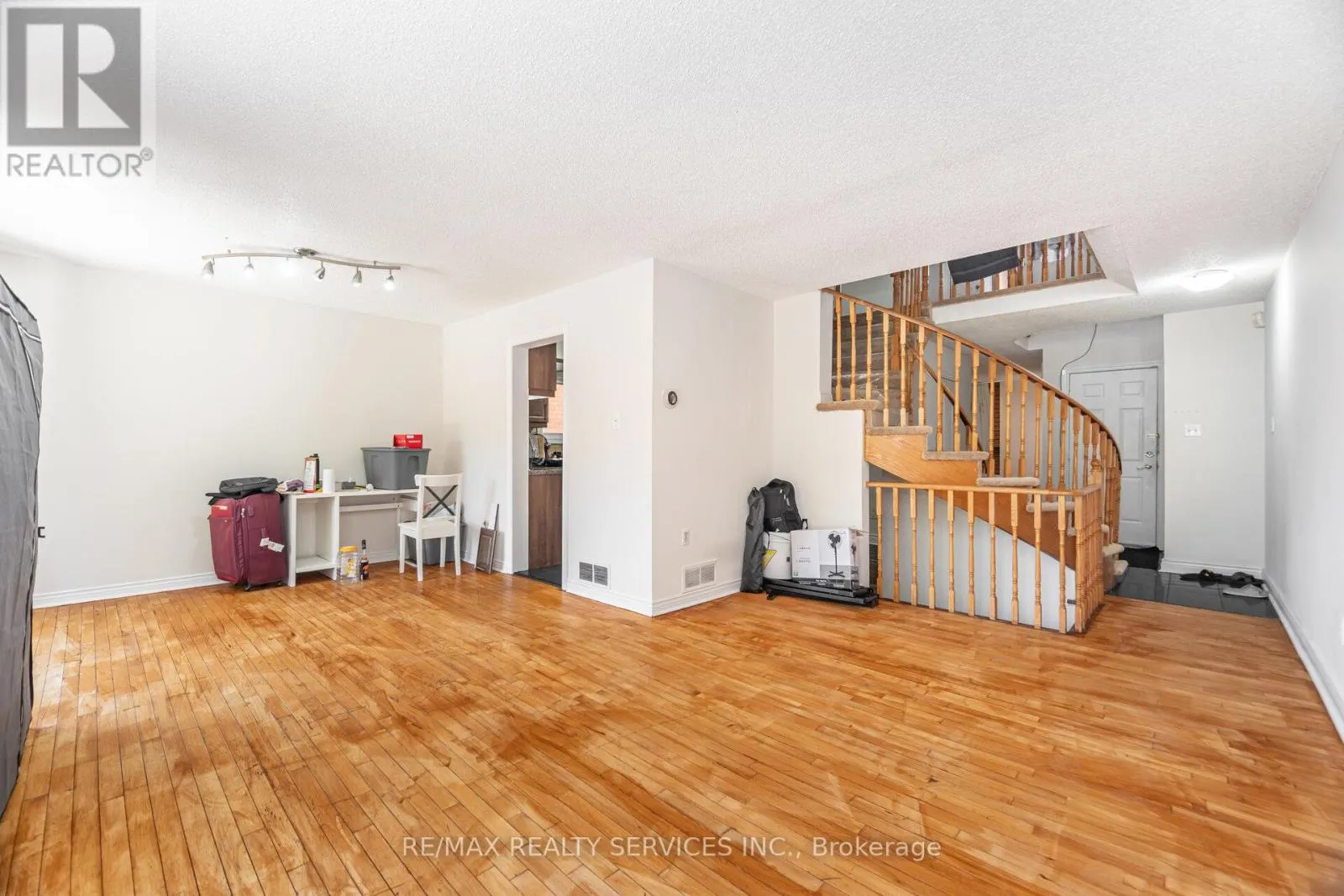 120 LEEWARD DRIVE