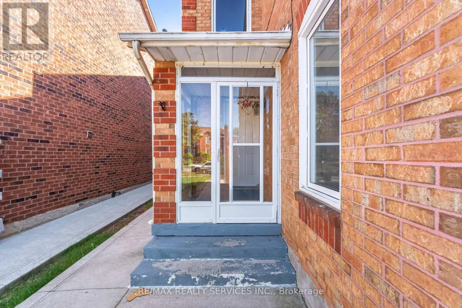 120 LEEWARD DRIVE