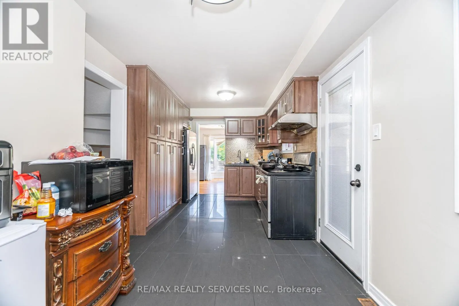 120 LEEWARD DRIVE