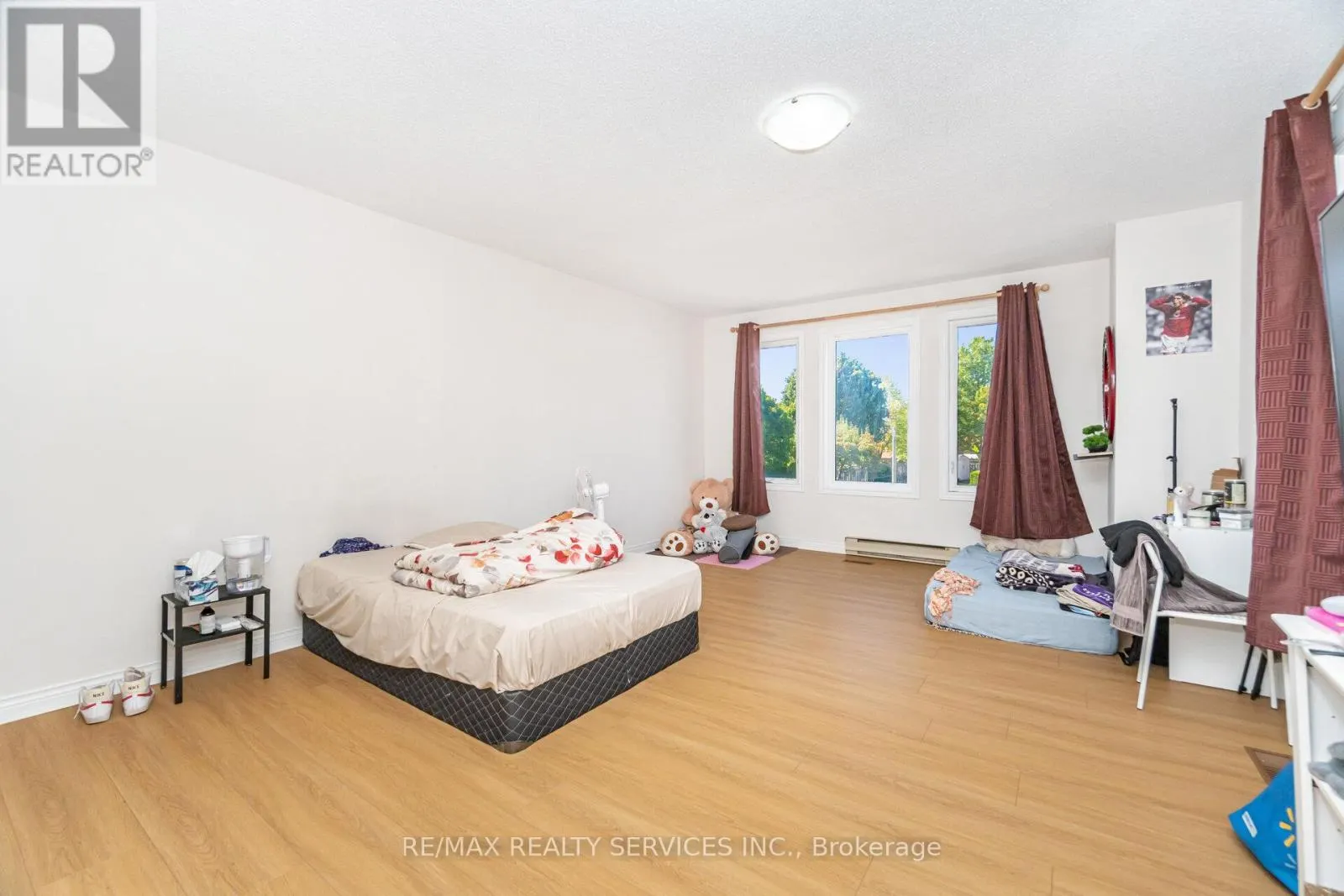 120 LEEWARD DRIVE