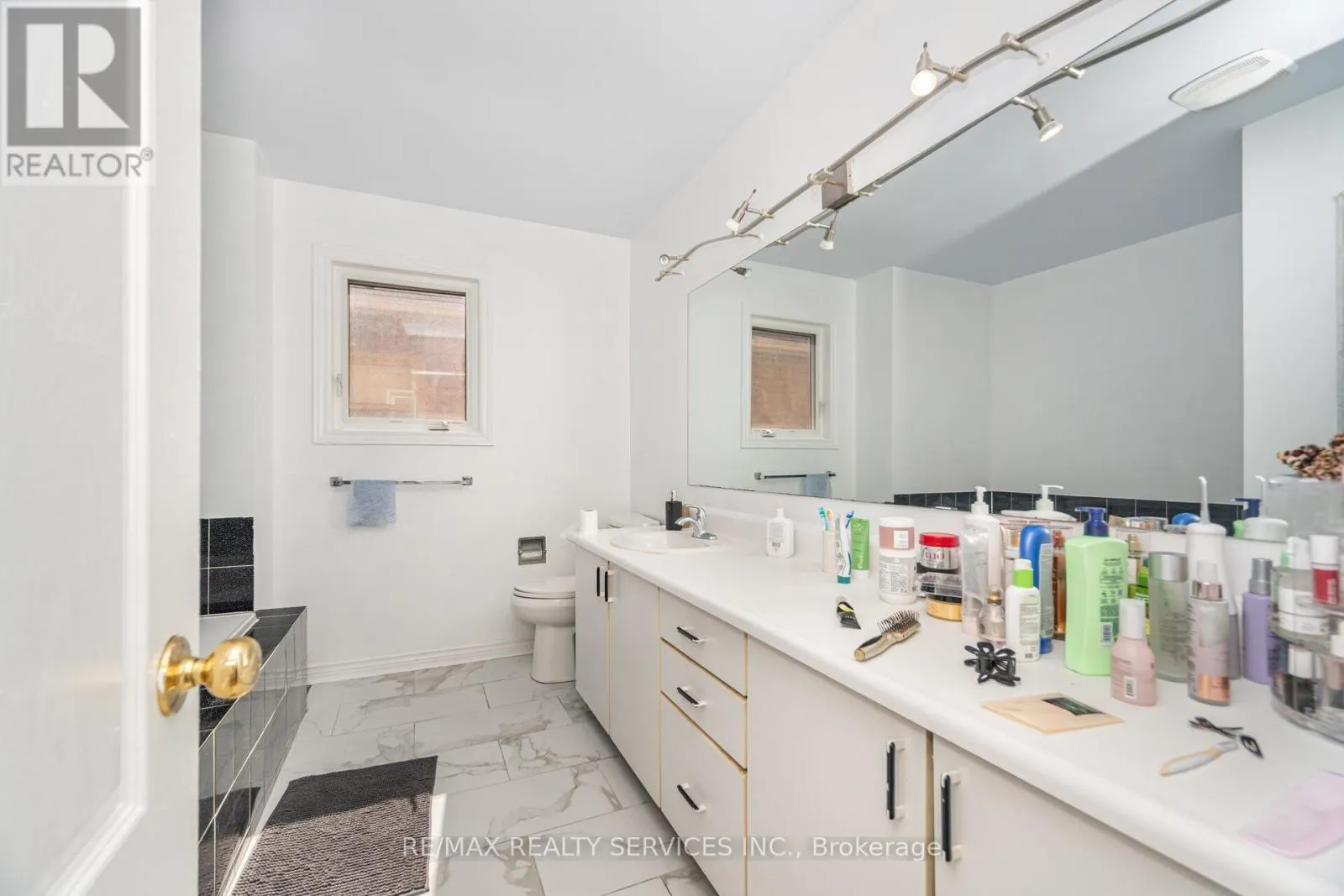 120 LEEWARD DRIVE