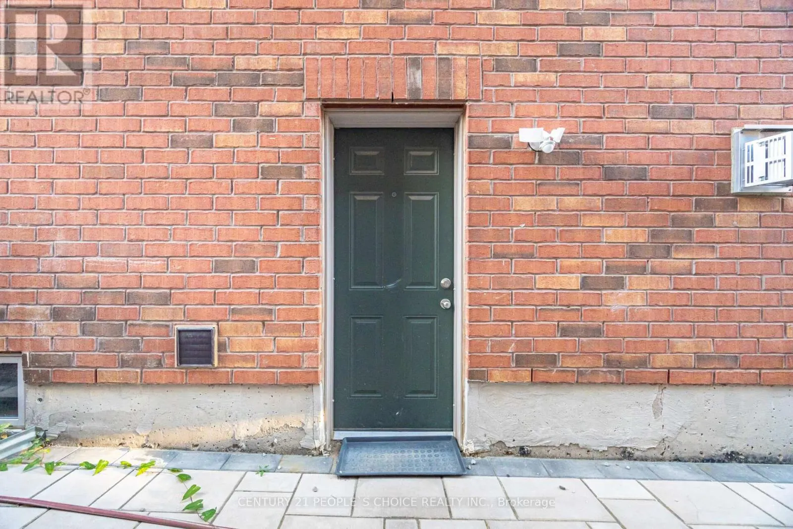 8 FITZGIBSON STREET