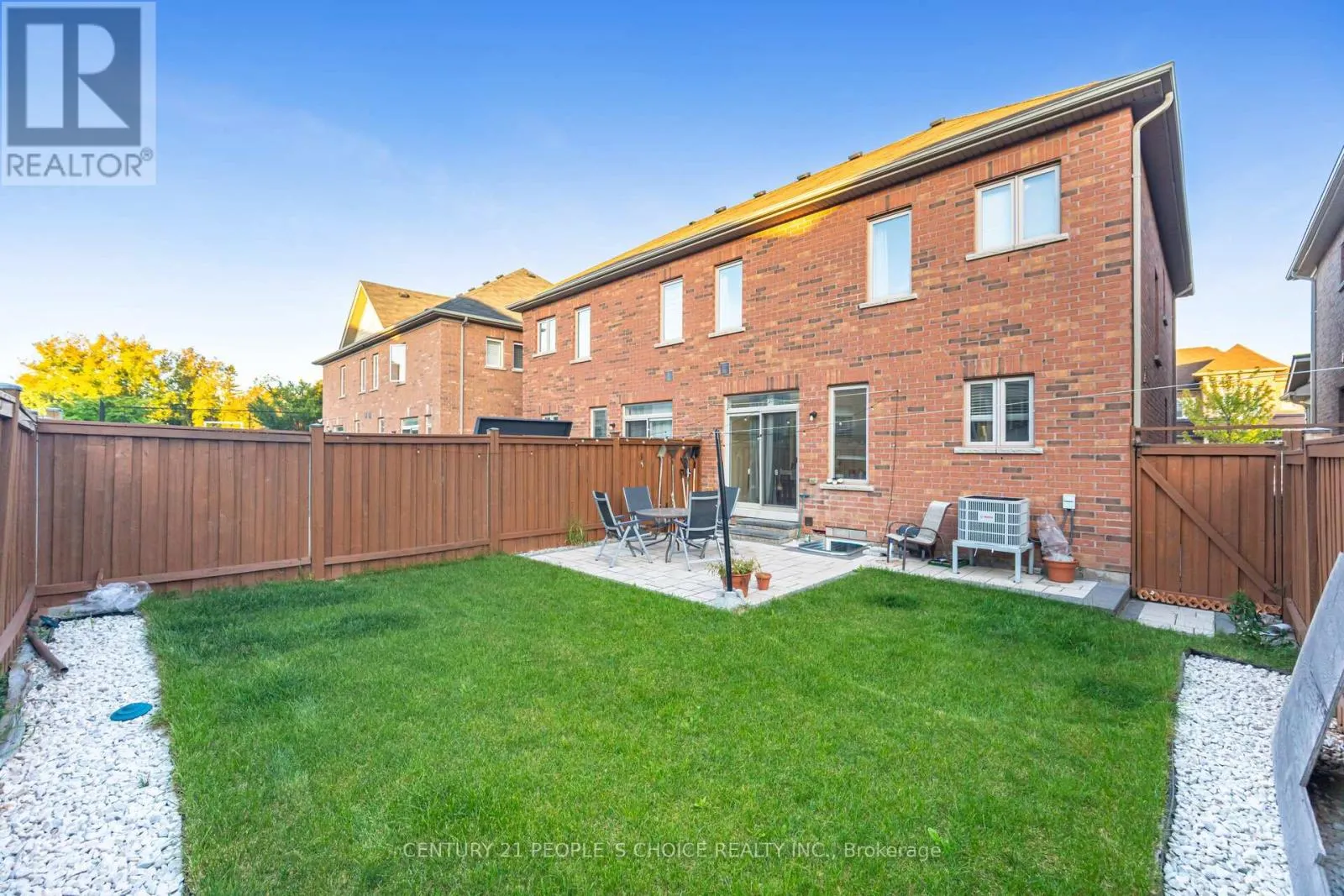 8 FITZGIBSON STREET