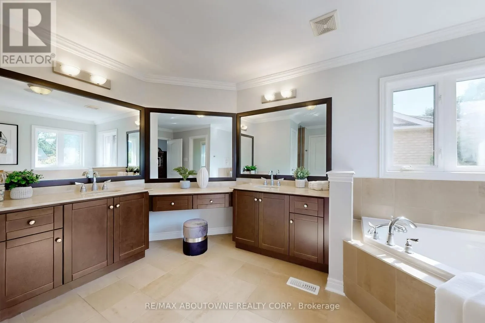 3374 FOX RUN CIRCLE