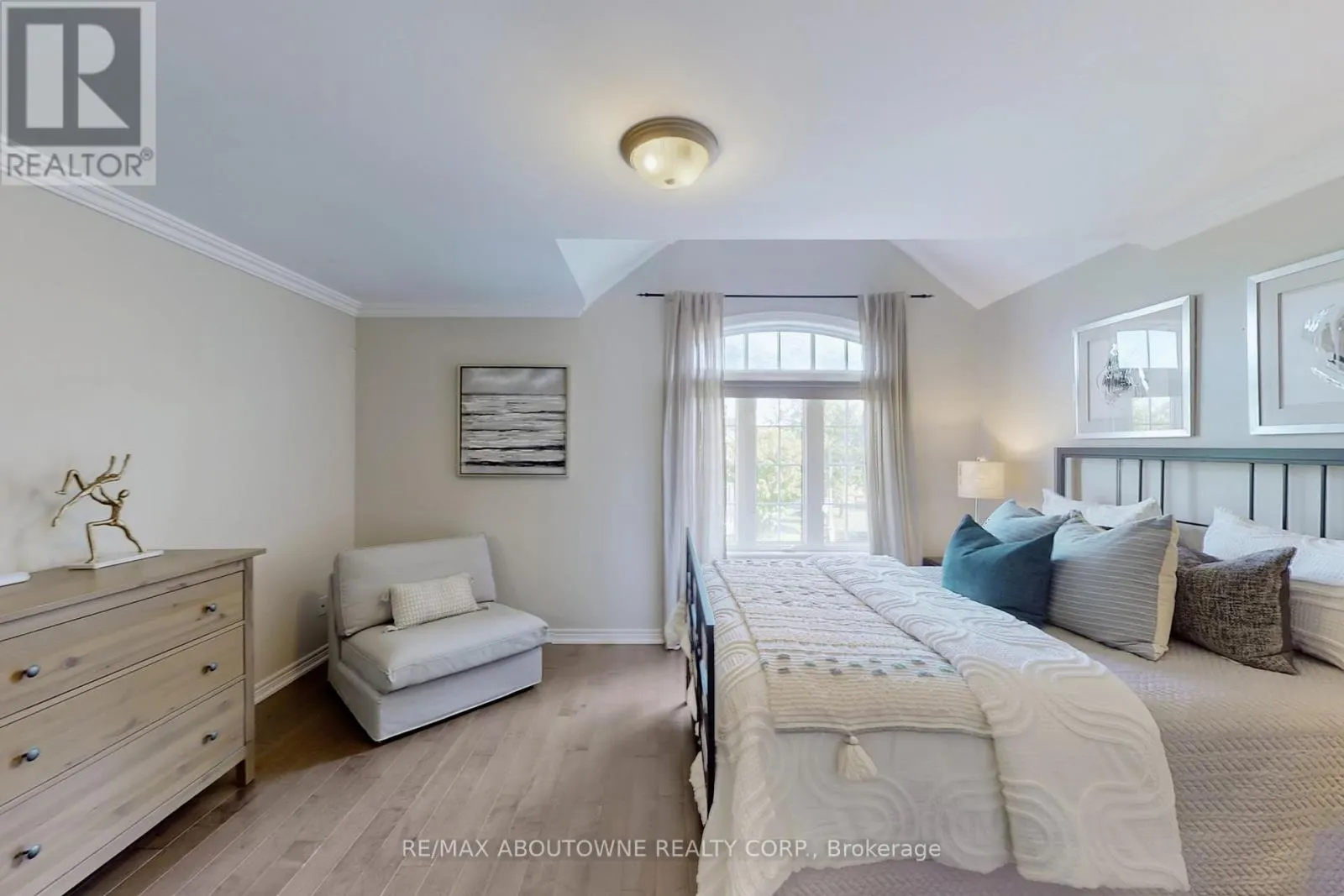 3374 FOX RUN CIRCLE