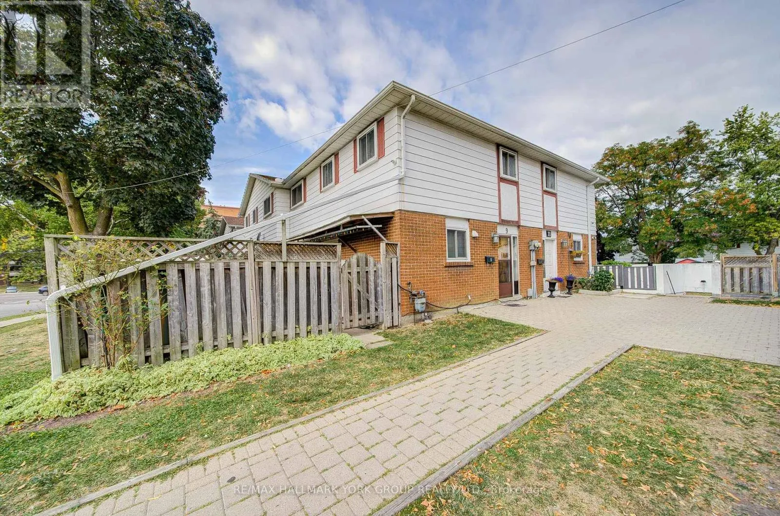 9 BUR OAK WAY