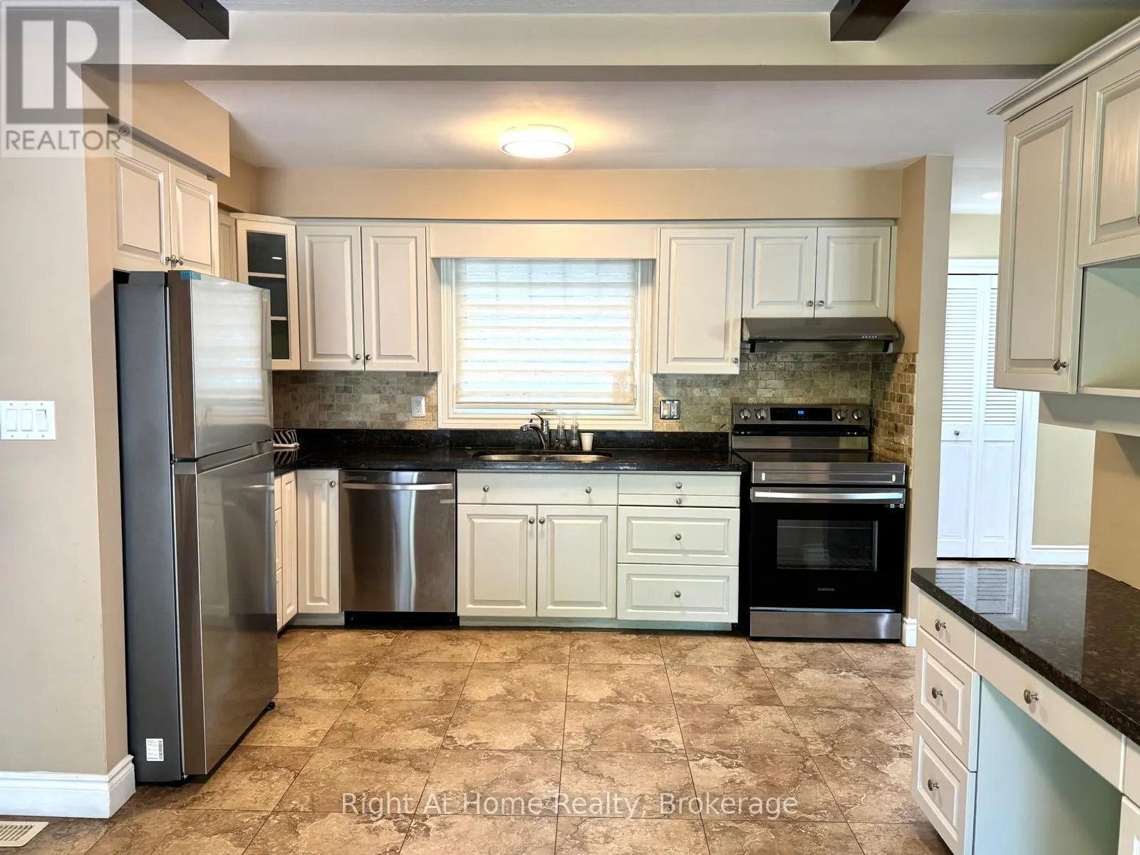 4054 APPLE VALLEY LANE