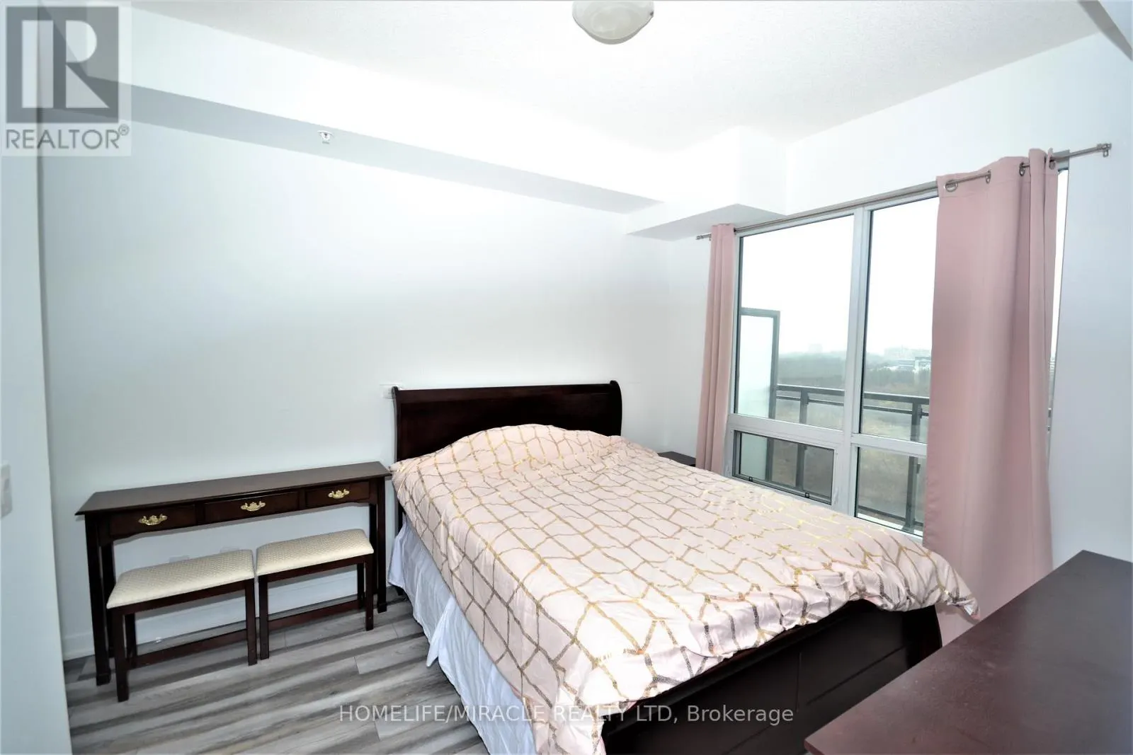 1106 - 840 QUEENS PLATE DRIVE