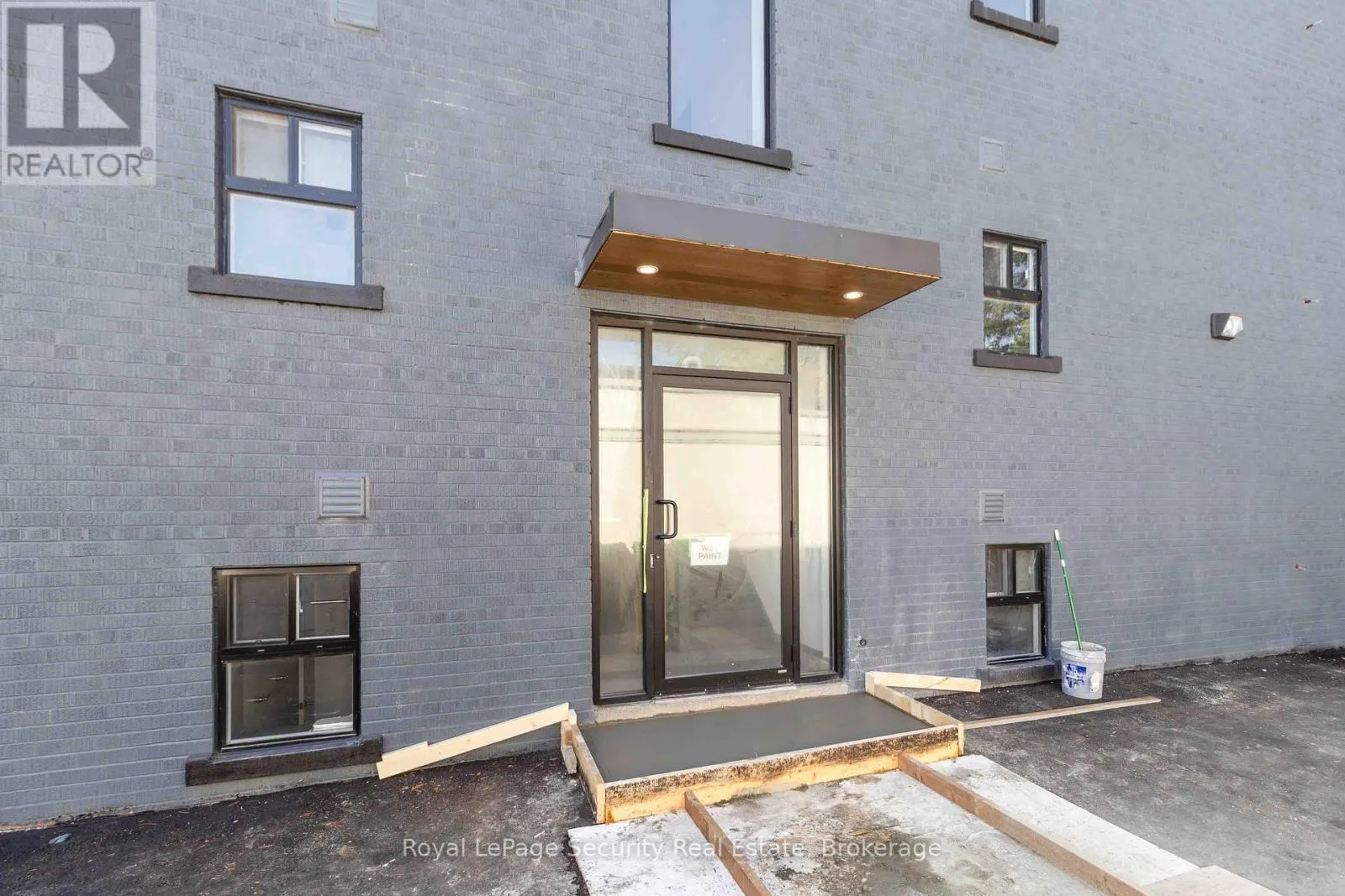 4 - 328 LAKESHORE ROAD E