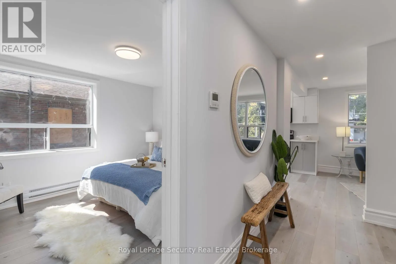 4 - 328 LAKESHORE ROAD E