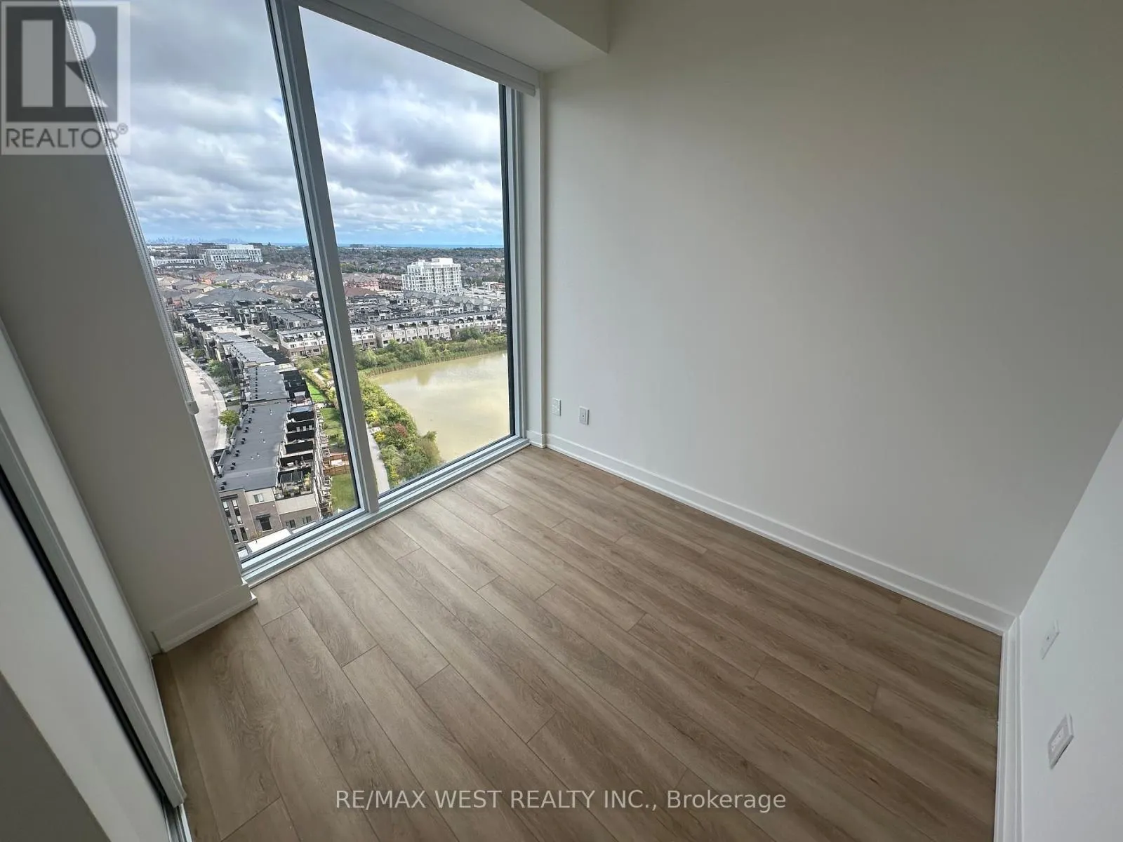 1607 - 3079 TRAFALGAR ROAD