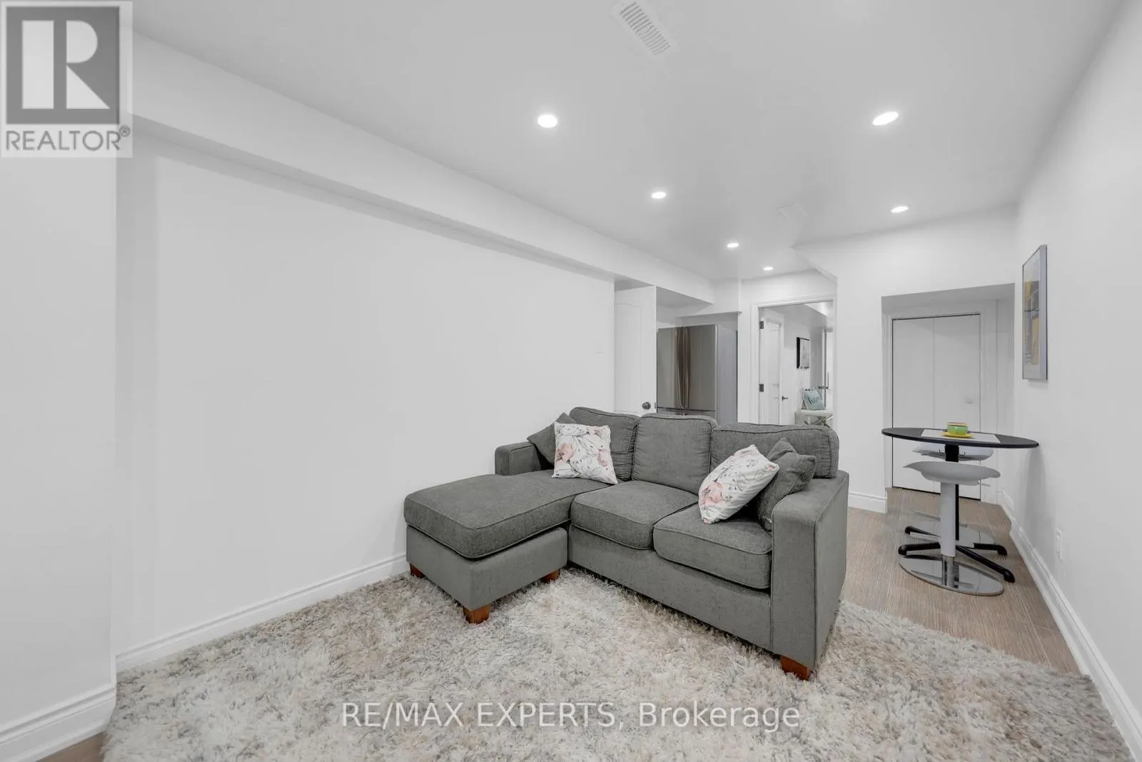 55 MANORWOOD COURT