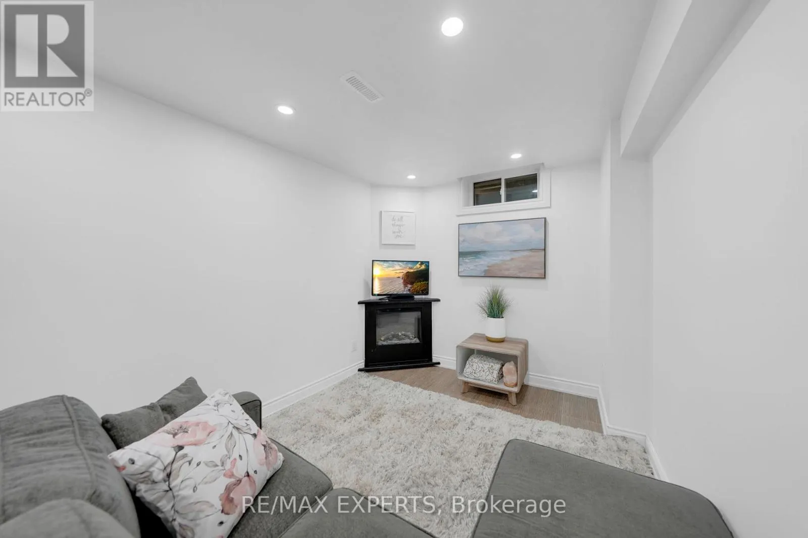 55 MANORWOOD COURT