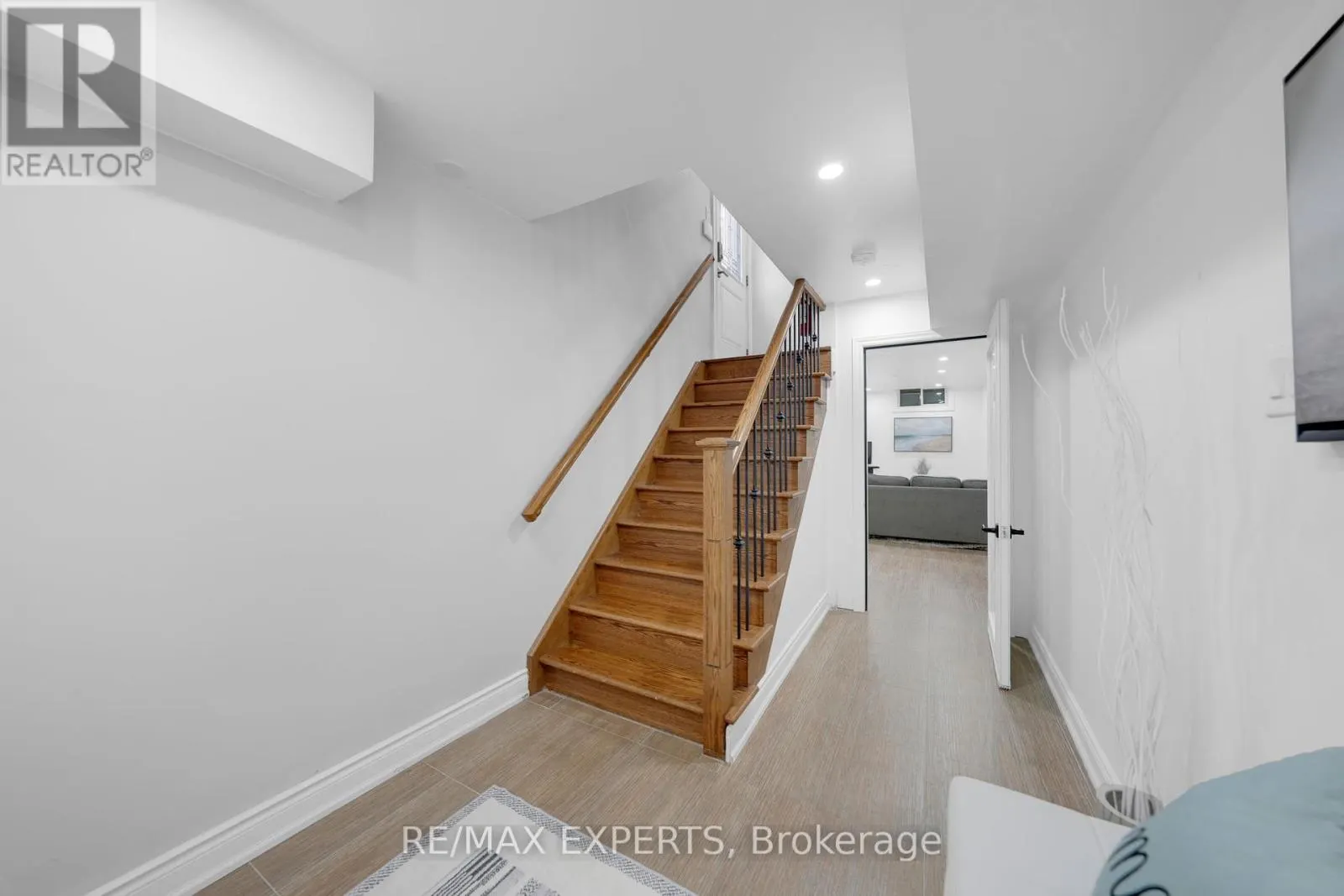 55 MANORWOOD COURT