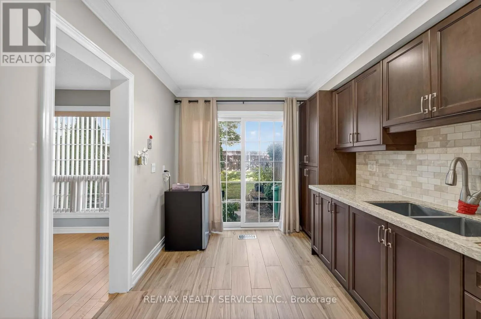 8 HARTNELL SQUARE