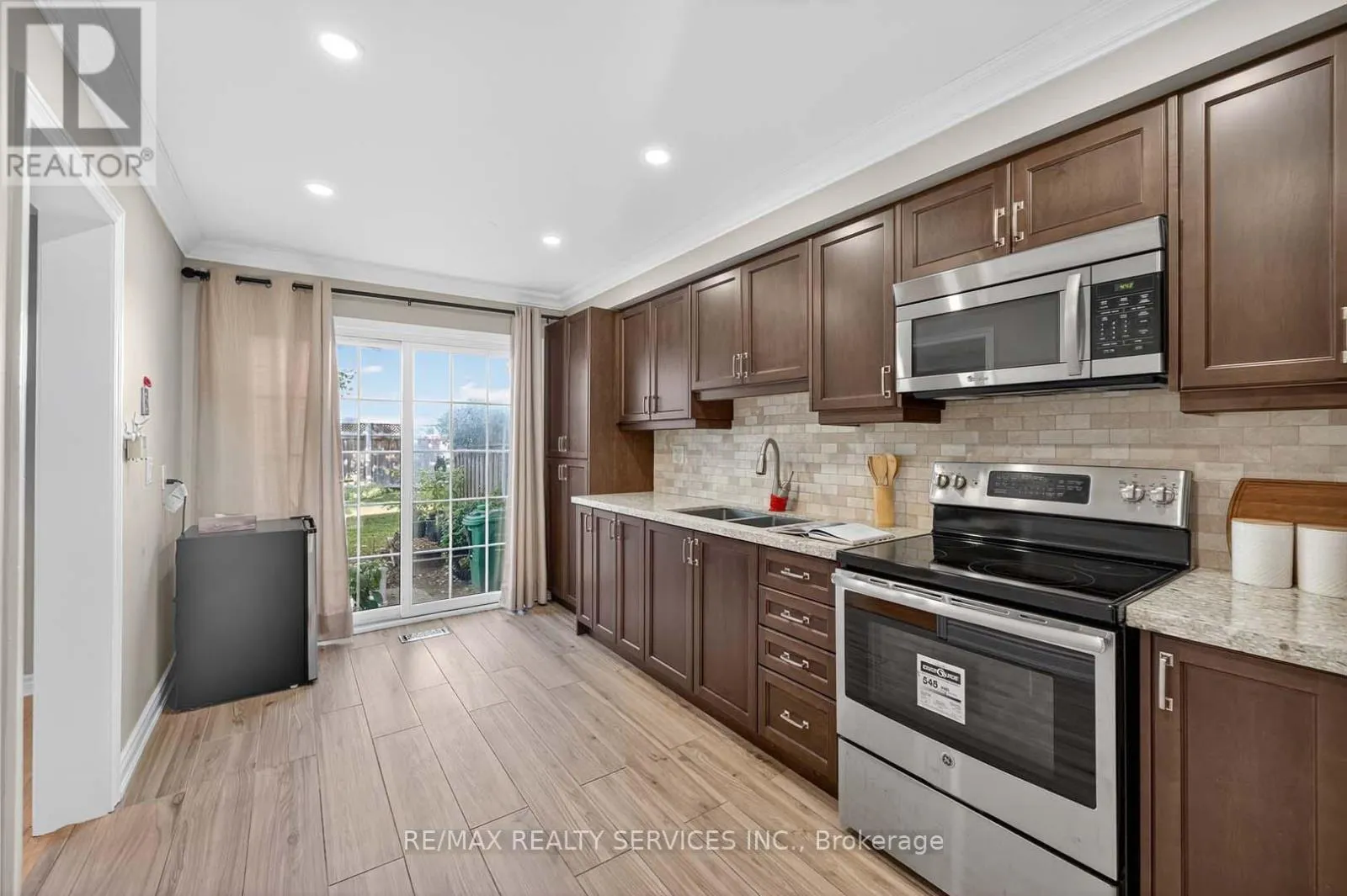 8 HARTNELL SQUARE