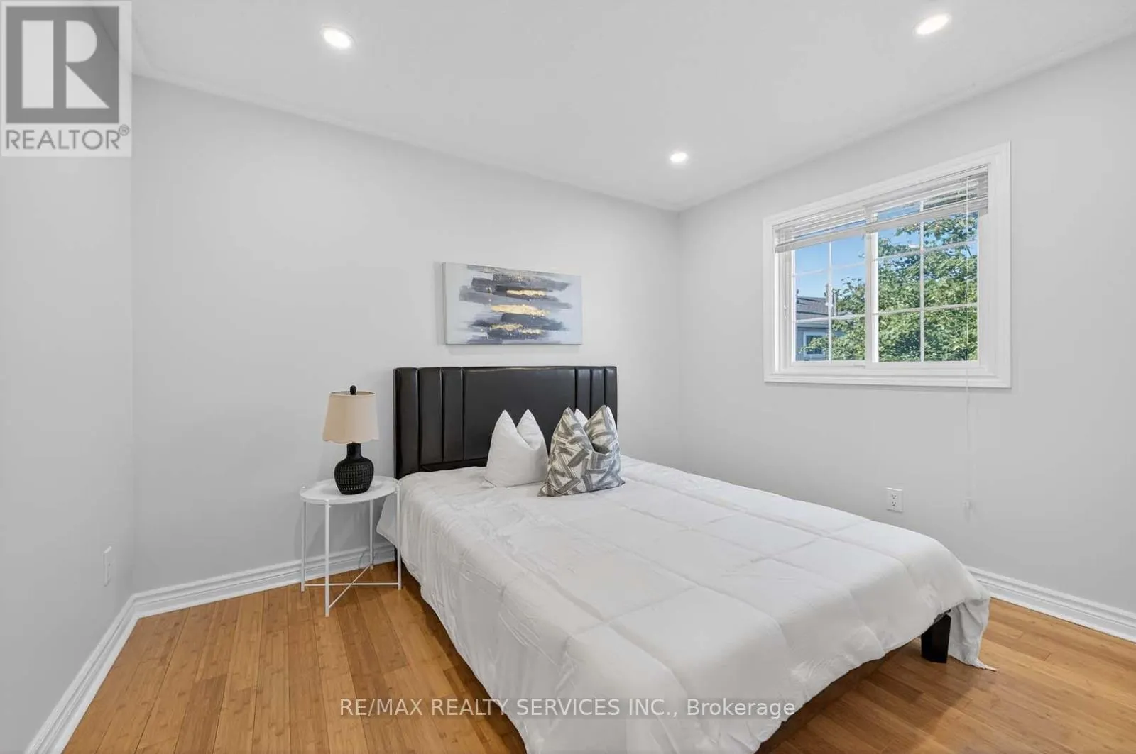 8 HARTNELL SQUARE