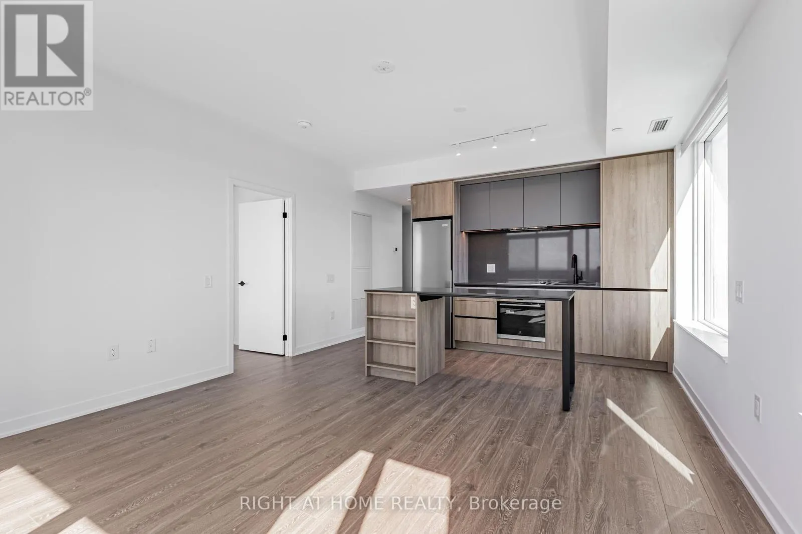 2604 - 2495 EGLINTON AVENUE W