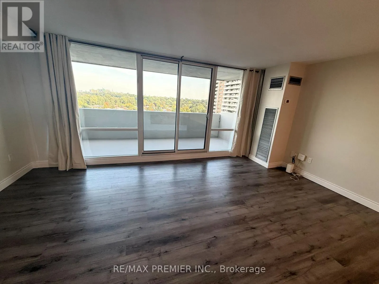 1105 - 260 SCARLETT ROAD